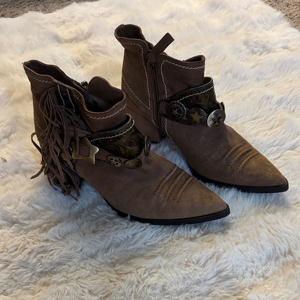 Donald & Lisa Pliner Signature-  Tan Brown Fringe Western Ankle Boots